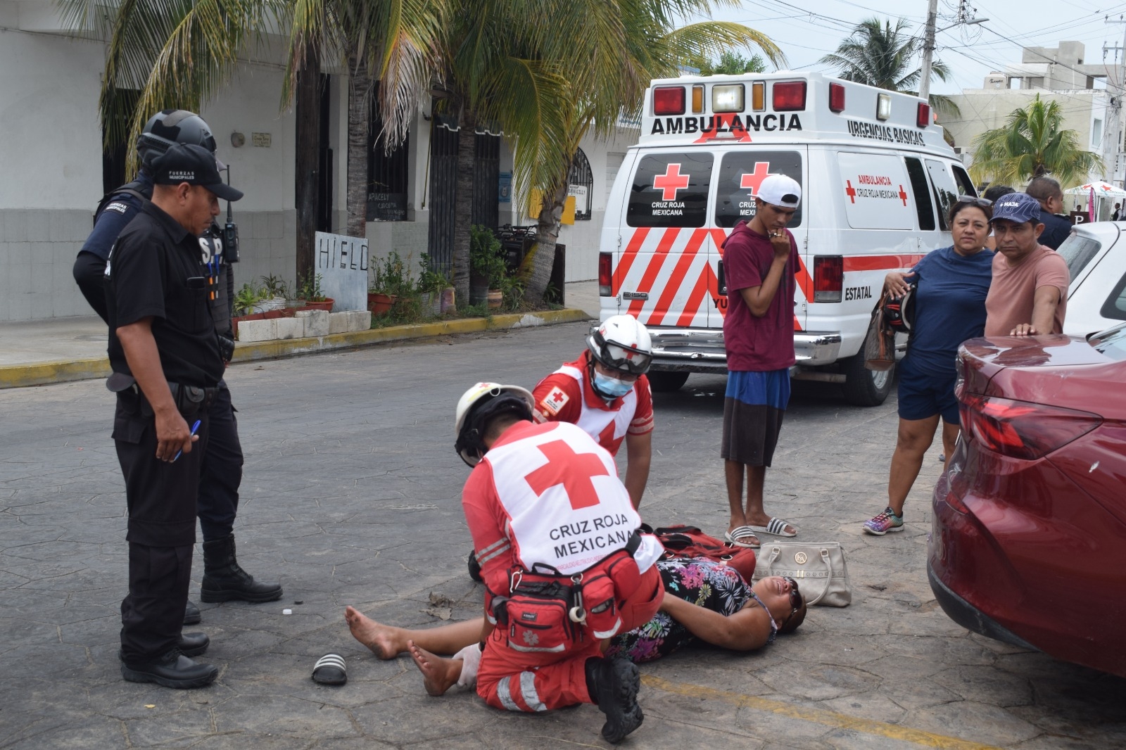 La mujer fue trasladada a un hospital debido a que se quejaba de dolor La mujer fue trasladada a un hospital debido a que se quejaba de dolor