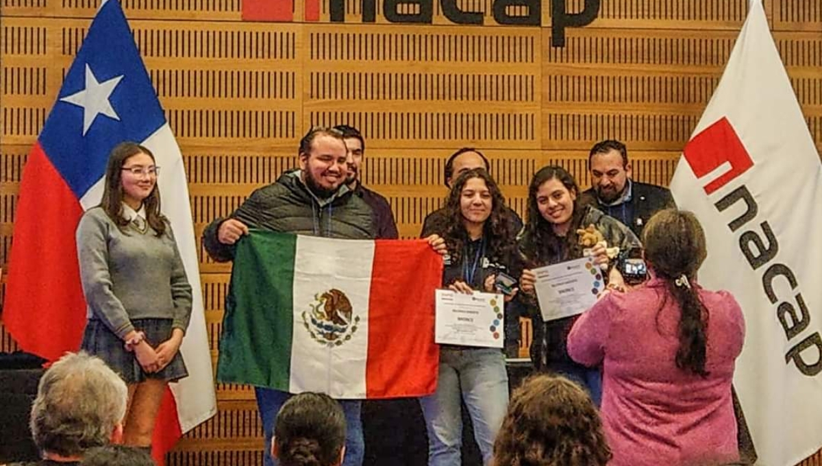 María Fernanda Miranda Villegas, Valeria Villanueva Martín y el docente José Manuel de la Cruz Bolio fueron los reconocidos