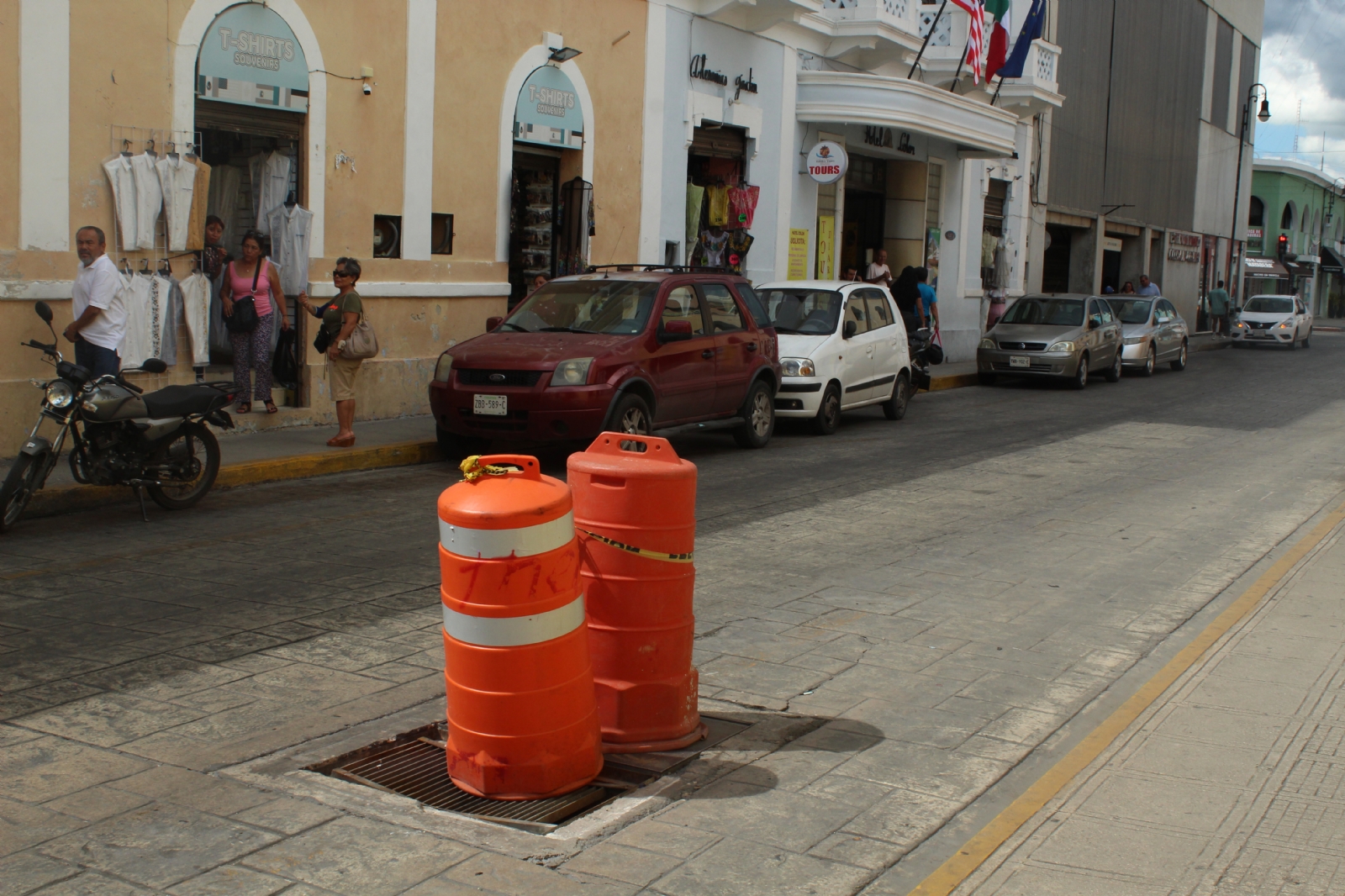 Locatarios colocaron tambos para evitar algún accidente.