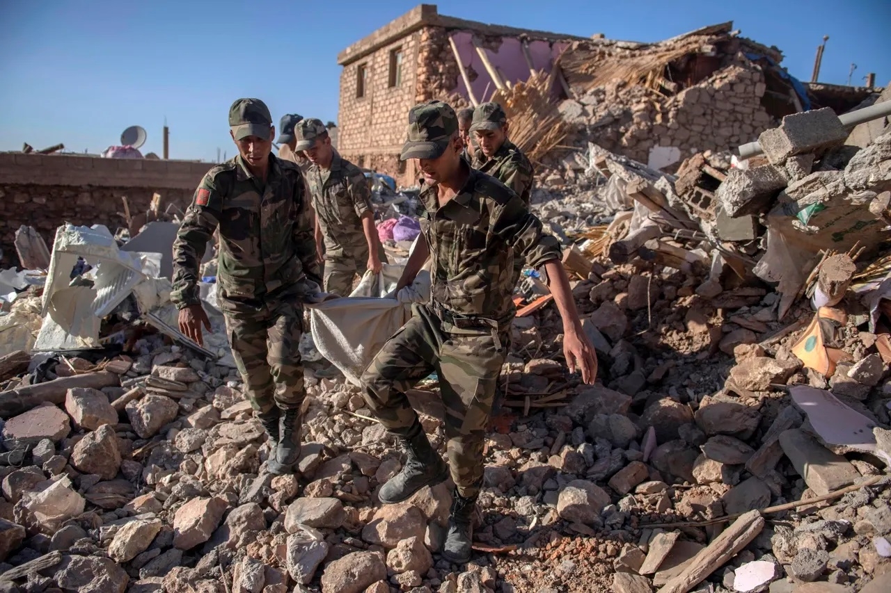 Equipos internacionales ayudan en la búsqueda de víctimas tras sismo en Marruecos
