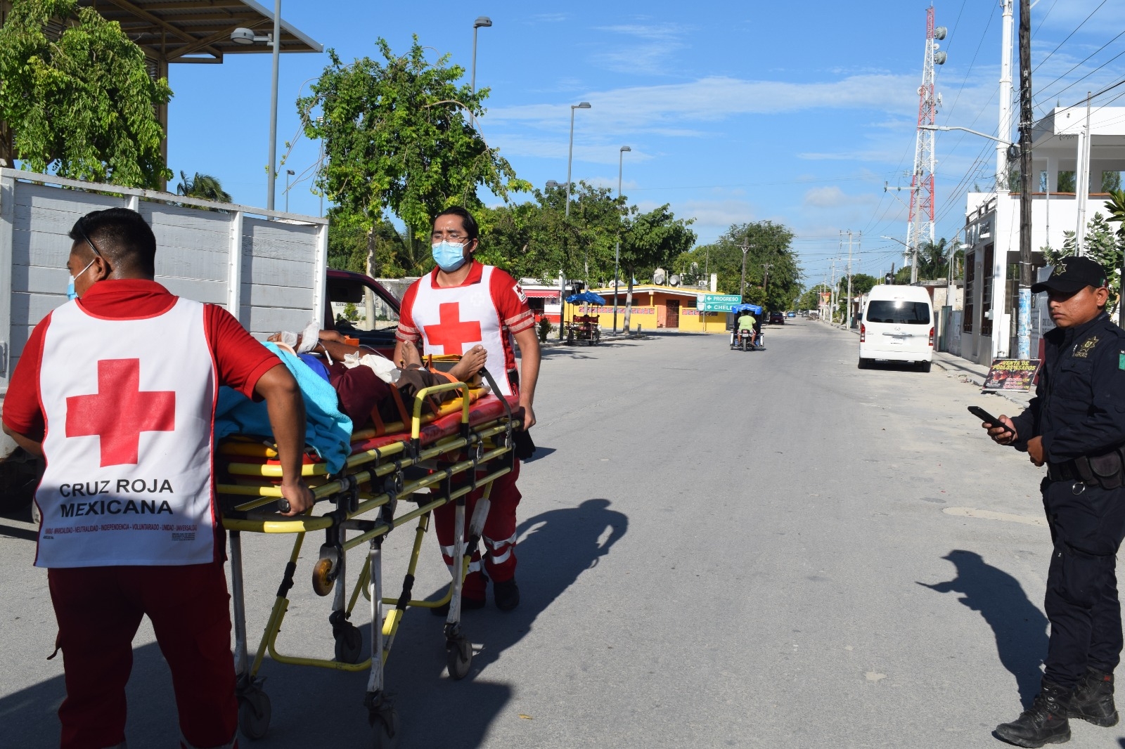 El hombre fue atendido por paramédicos y trasladado a un hospital El hombre fue atendido por paramédicos y trasladado a un hospital