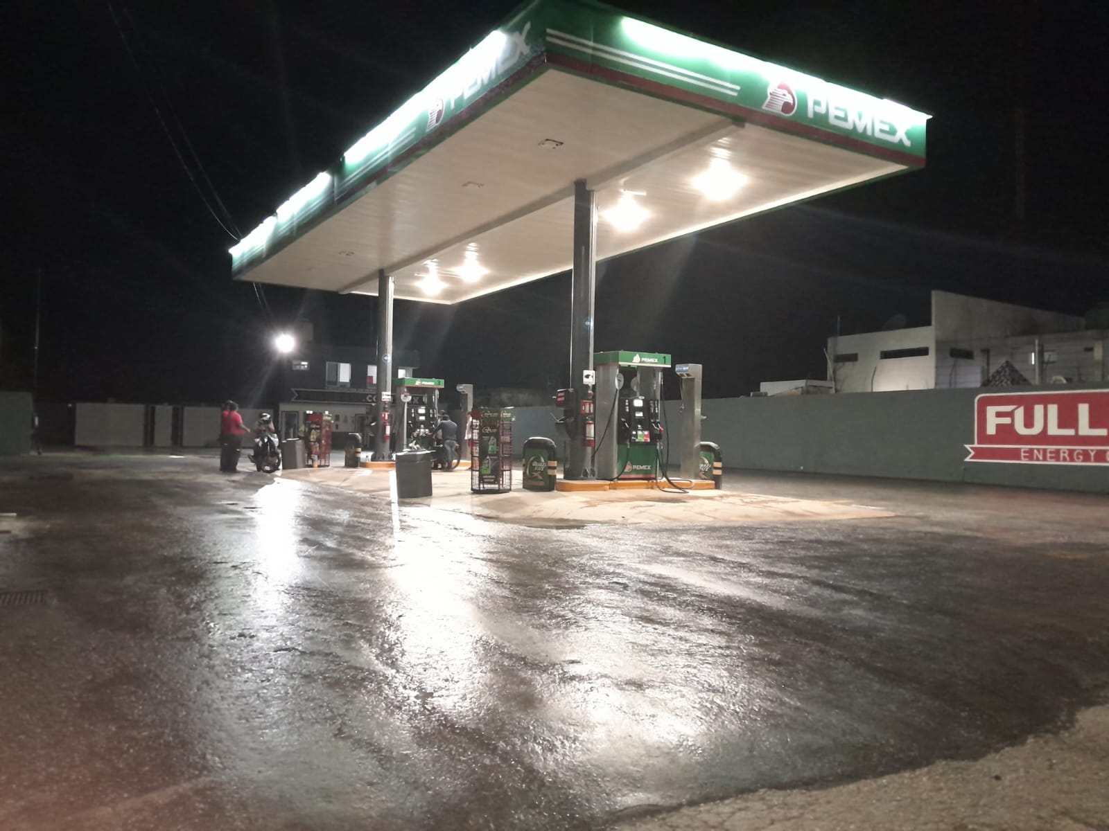 Hombre armado asalta gasolinera en Escárcega