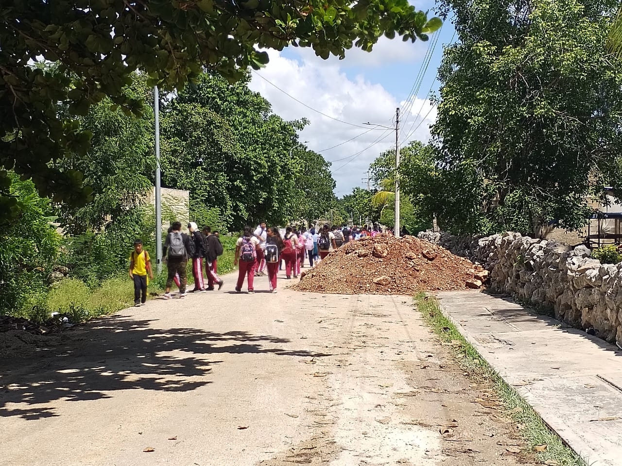 Estudiantes se quejan del mal estado que presenta la calle que lleva a su escuela en Sahcabchén Estudiantes se quejan del mal estado que presenta la calle que lleva a su escuela en Sahcabchén