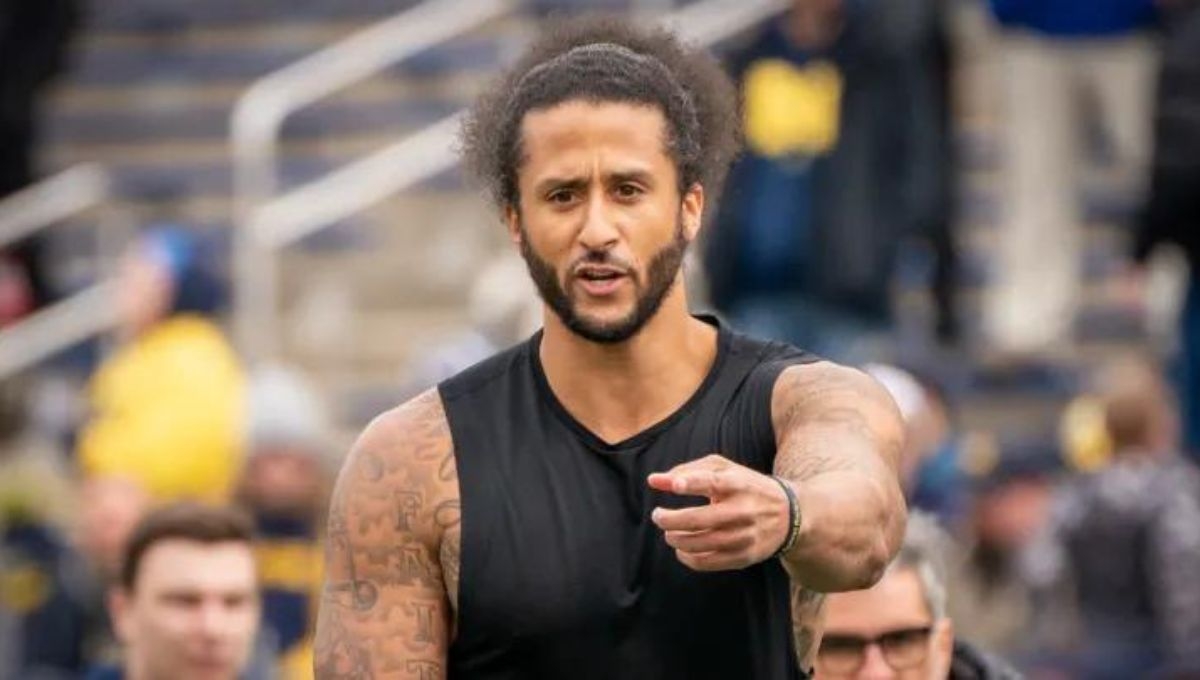 Colin Kaepernick, lanzó un guiño a los Jets de Nueva York, quienes perdieron por lesión a su quarterback estrella Aaron Rodgers, para el resto de la temporada Colin Kaepernick, lanzó un guiño a los Jets de Nueva York, quienes perdieron por lesión a su quarterback estrella Aaron Rodgers, para el resto de la temporada