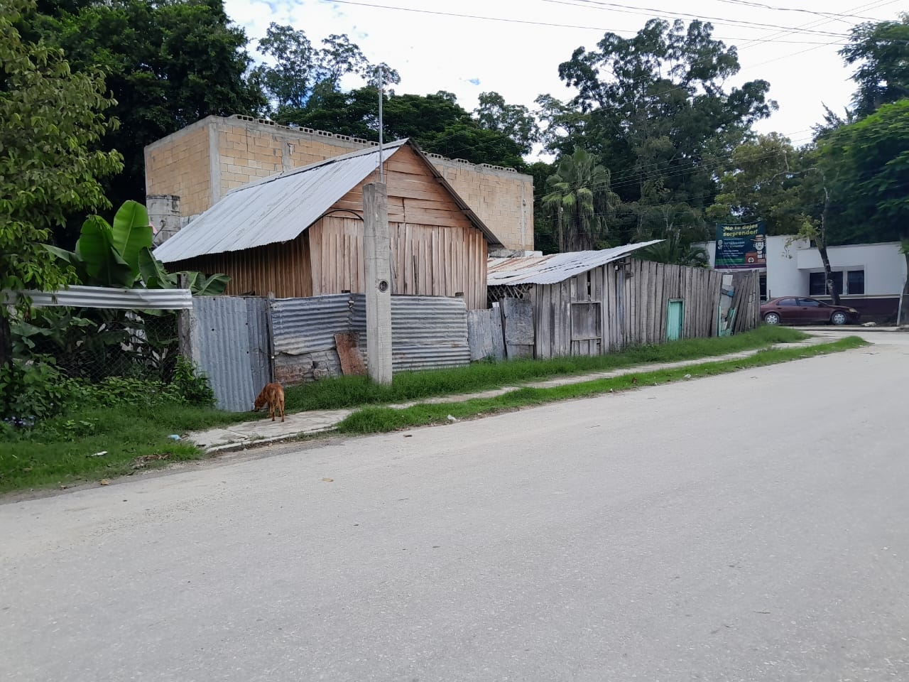 Los jóvenes destruyeron la puerta de la casa de madera para ingresar a robar