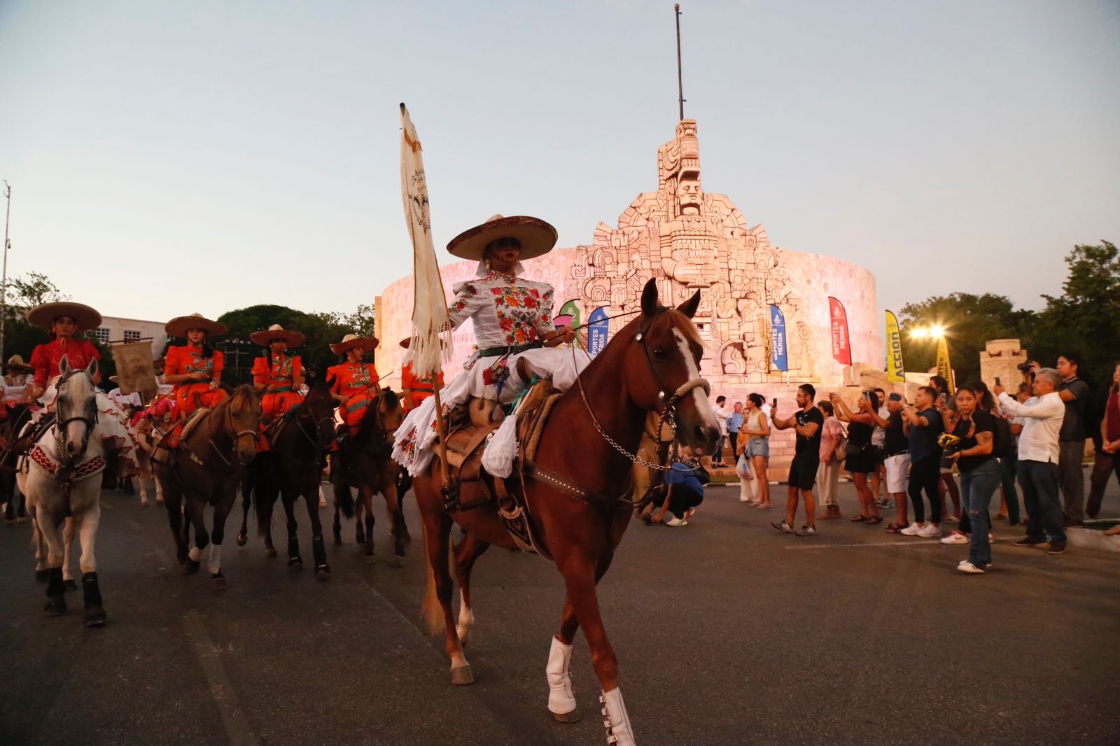 Paseo de Montejo se vio lleno por caballos la tarde de este jueves
