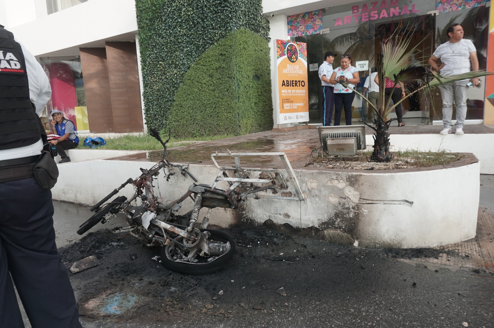 Así quedó la motocicleta luego de arder