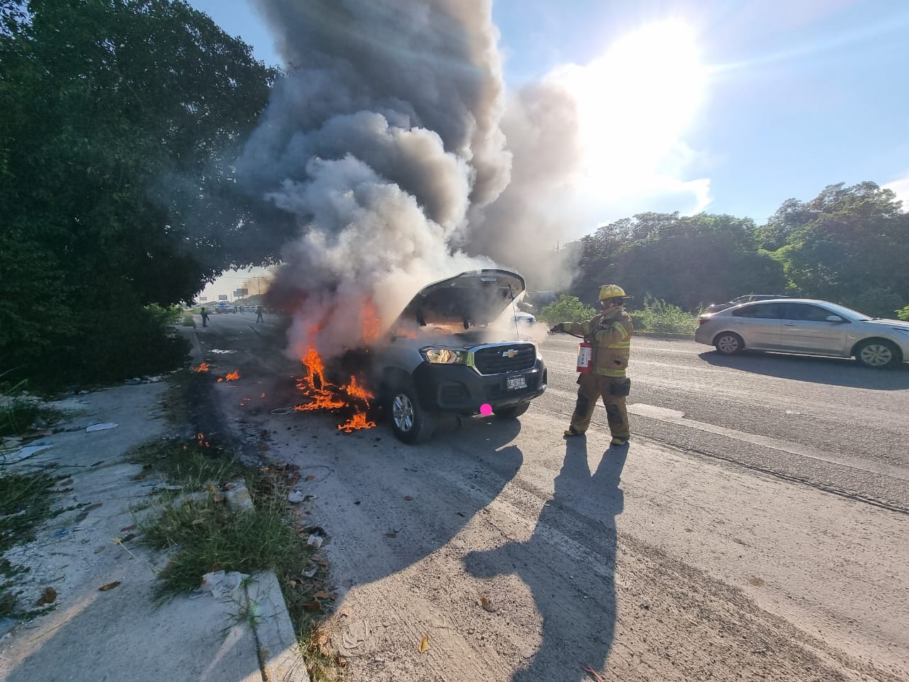 Camioneta termina calcinada en Cancún
