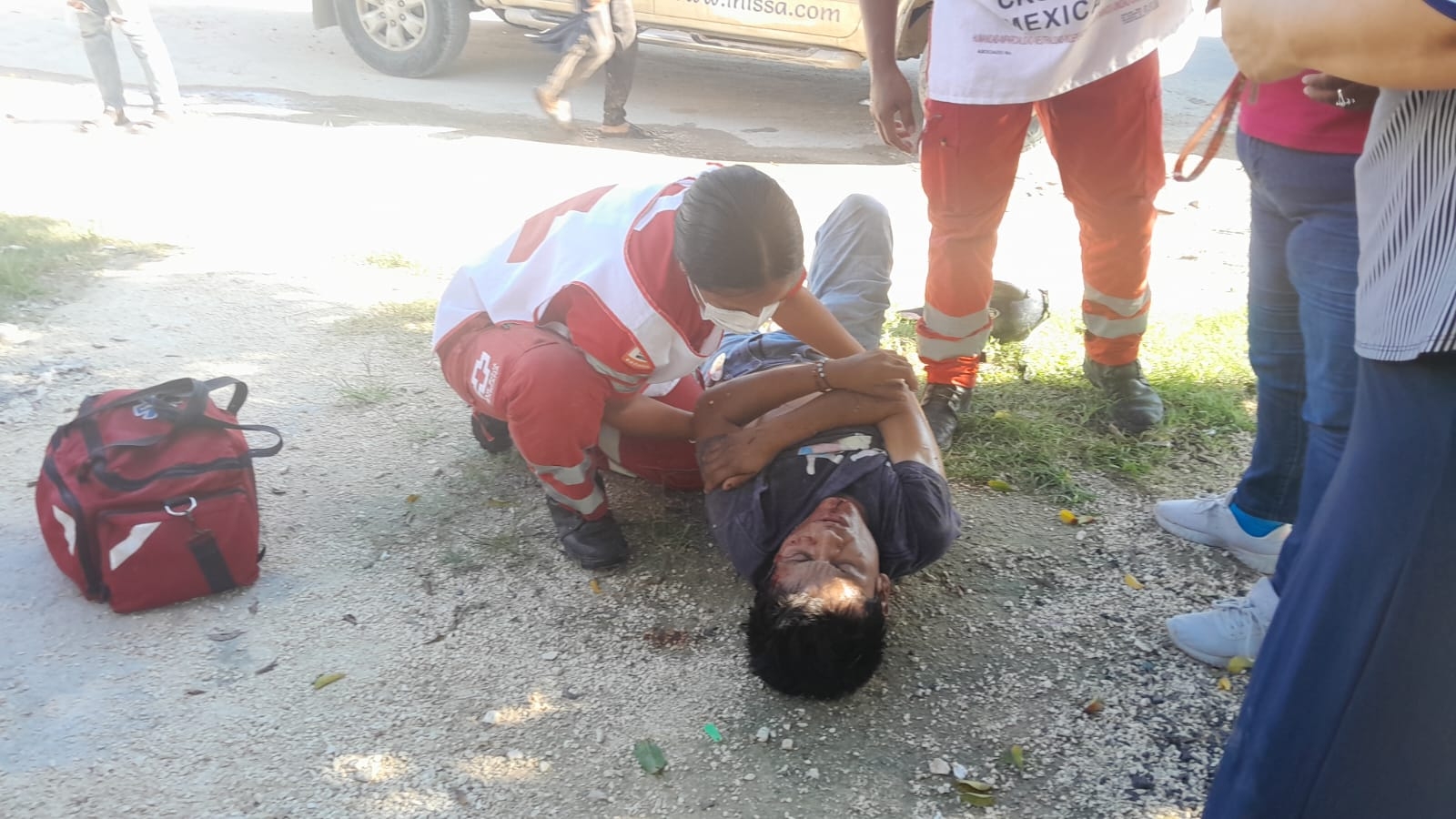 Paramédicos brindaron primeros auxilios al herido