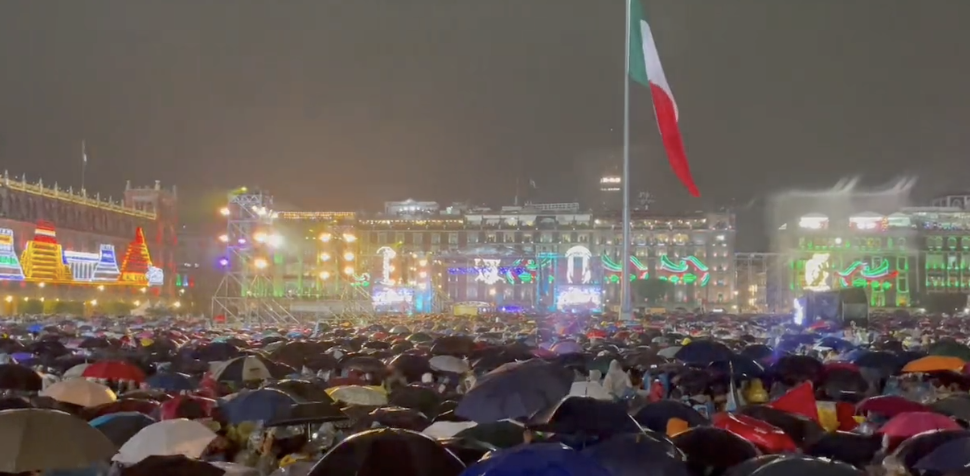 Abuchean a Yahritza y su Esencia en el Zócalo de la CDMX: VIDEO