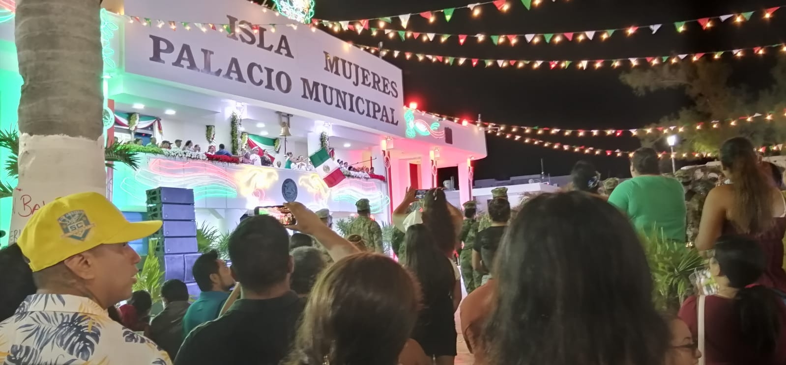 En Isla Mujeres una gran cantidad de personas celebraron el 15 de septiembre