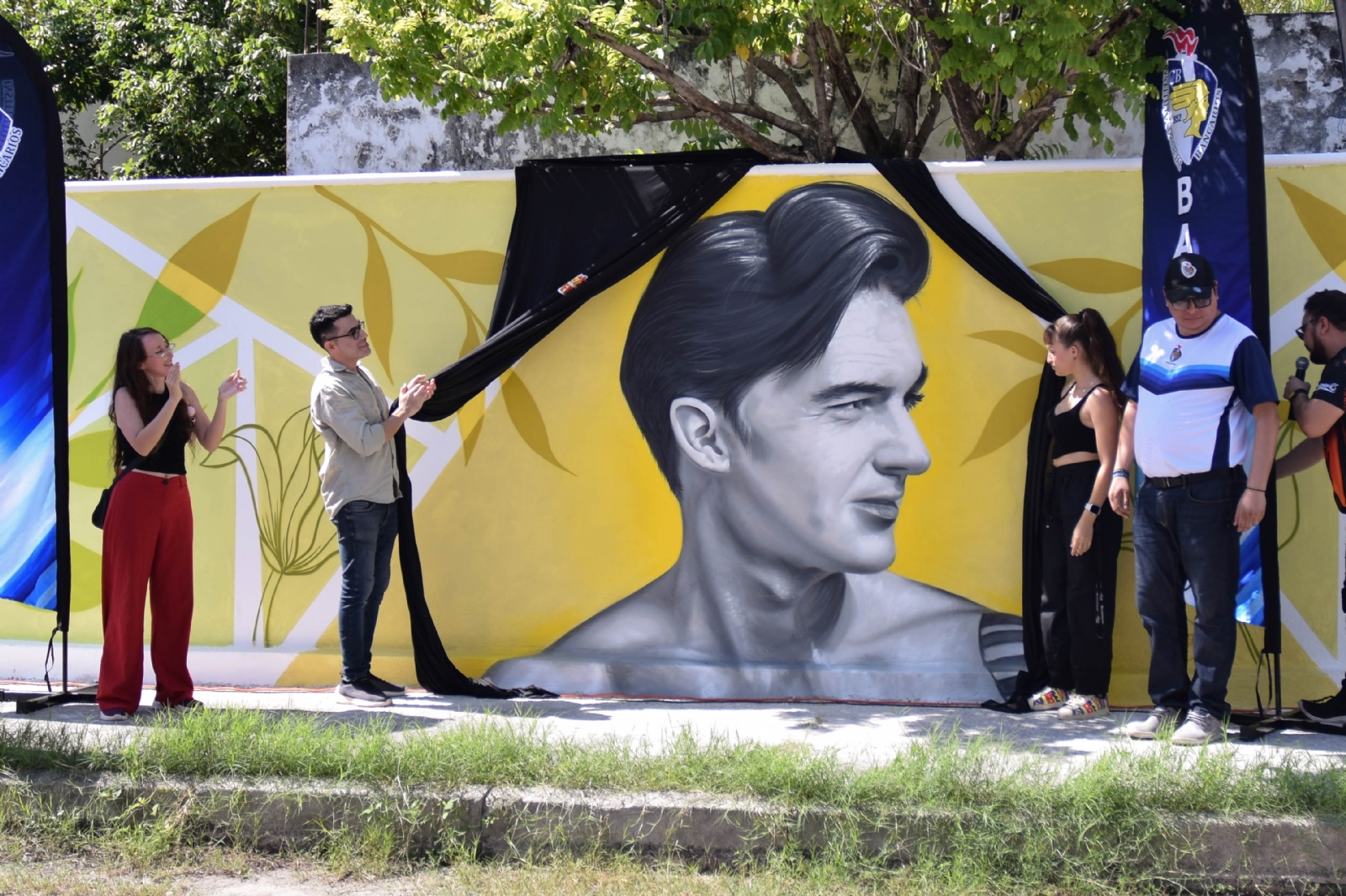 La obra de gran formato fue pintada por Daniel Cruz Cetina Datoer, en San Antonio Cinta en Mérida La obra de gran formato fue pintada por Daniel Cruz Cetina Datoer, en San Antonio Cinta en Mérida