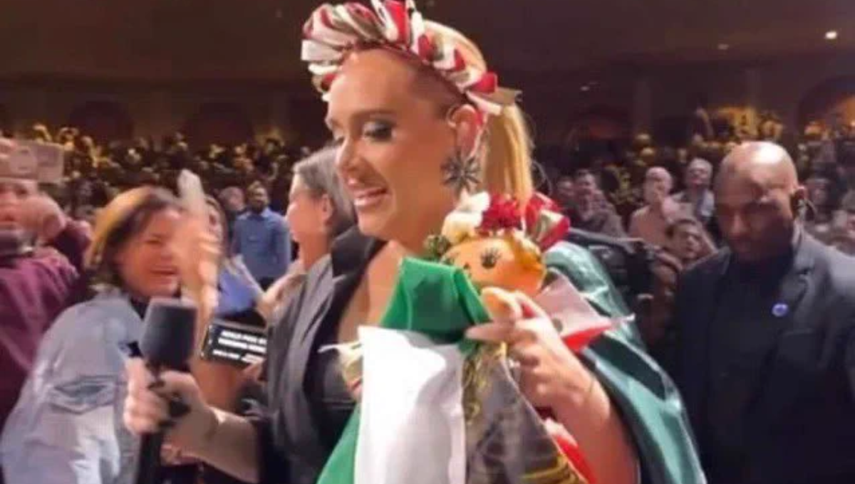 Vestida de muñeca artesanal, Lele, la británica celebró a México. Foto: Especial