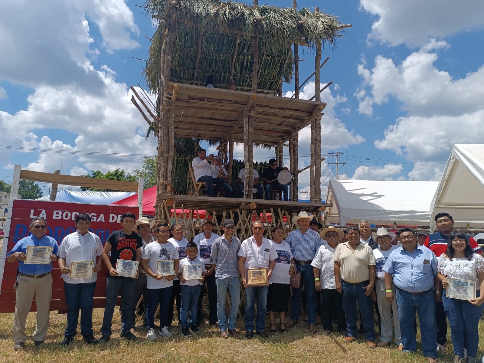 Entrega de reconocimientos a los alumnos y maestros del taller de amarradores y al distinguido Ganadero Luis Ángel Conde Medina Entrega de reconocimientos a los alumnos y maestros del taller de amarradores y al distinguido Ganadero Luis Ángel Conde Medina