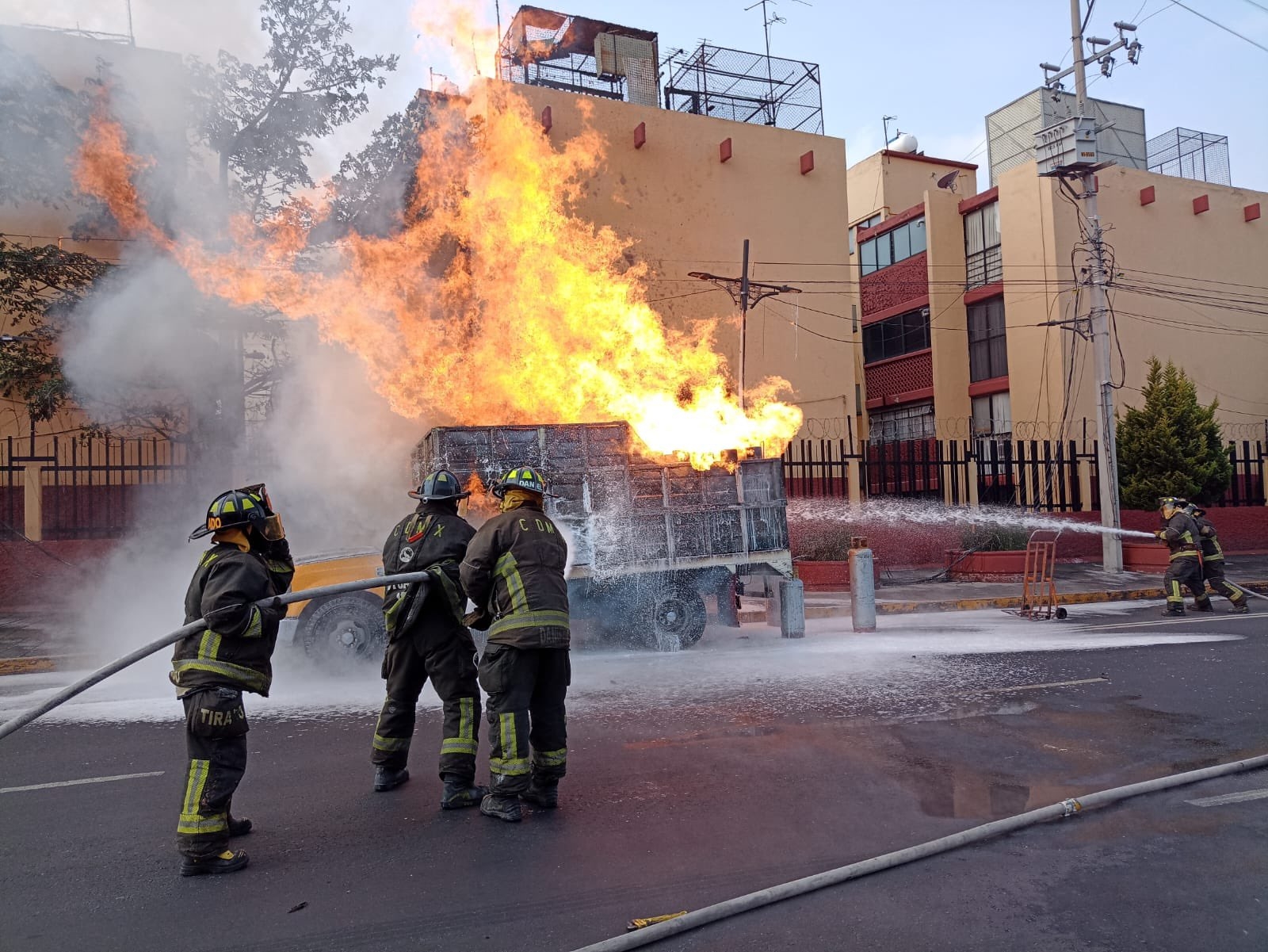bomberos fueron los que repelieron el fuego bomberos fueron los que repelieron el fuego