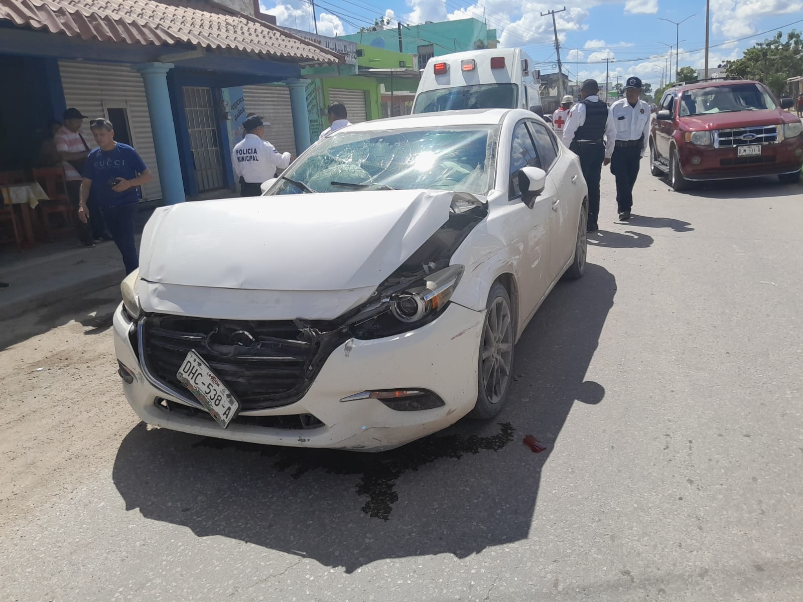La mujer presentó golpes y heridas, por lo que fue trasladada al IMSS de Escárcega