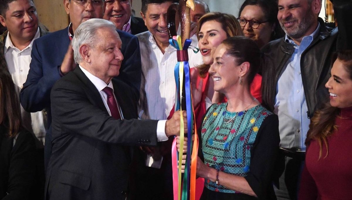 El presidente Andrés Manuel López Obrador entregó el Bastón de Mando a Claudia Sheinbaum, Coordinadora Nacional de la Defensa de la Transformación El presidente Andrés Manuel López Obrador entregó el Bastón de Mando a Claudia Sheinbaum, Coordinadora Nacional de la Defensa de la Transformación