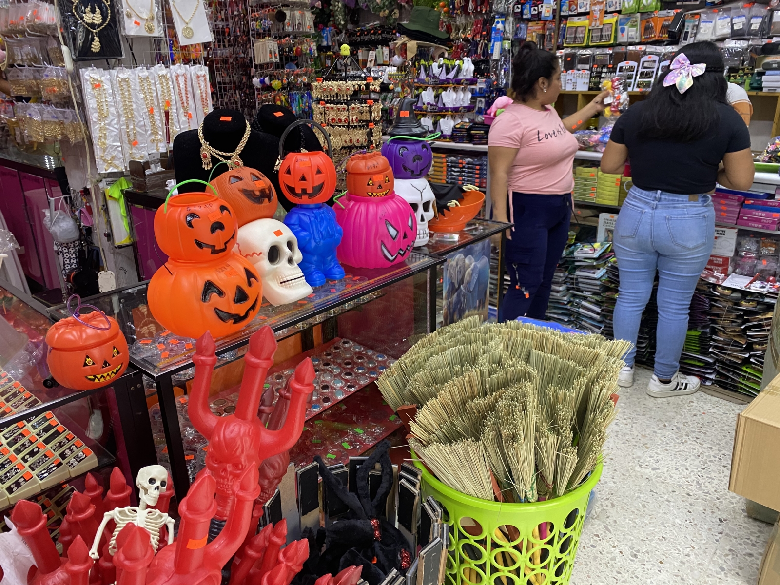 Los comercios empiezan con la venta alusiva al Halloween y Día de Muertos Los comercios empiezan con la venta alusiva al Halloween y Día de Muertos