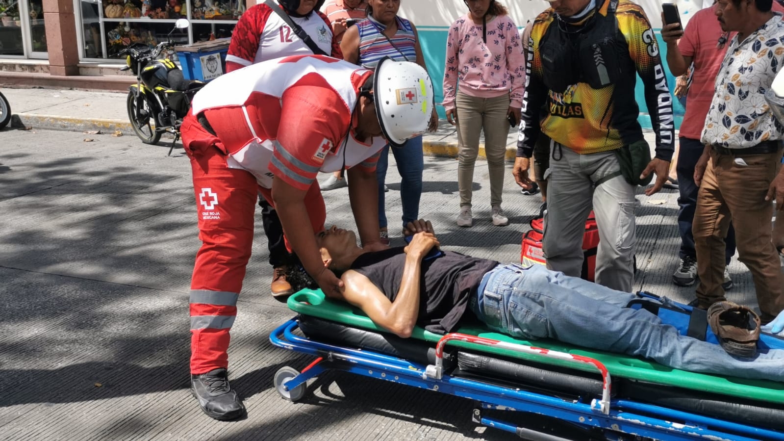 El motociclista fue trasladado a un hospital, ya que presentaba dolor en el cuerpo