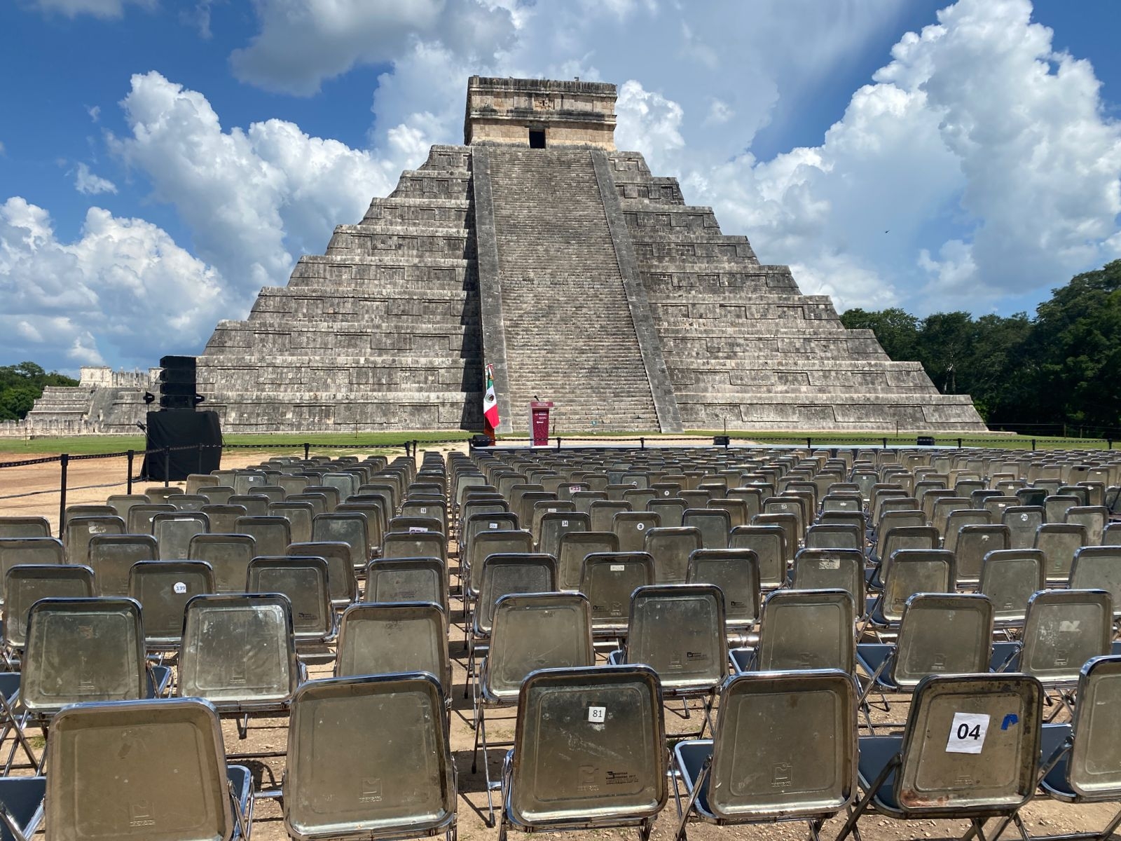 AMLO se encuentra acompañado del gobernador Mauricio Vila
