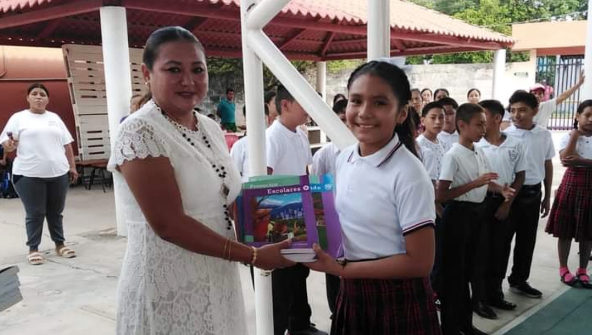 Agregó que los libros fueron revisados por profesionales, por lo que ya se aprobó a nivel nacional