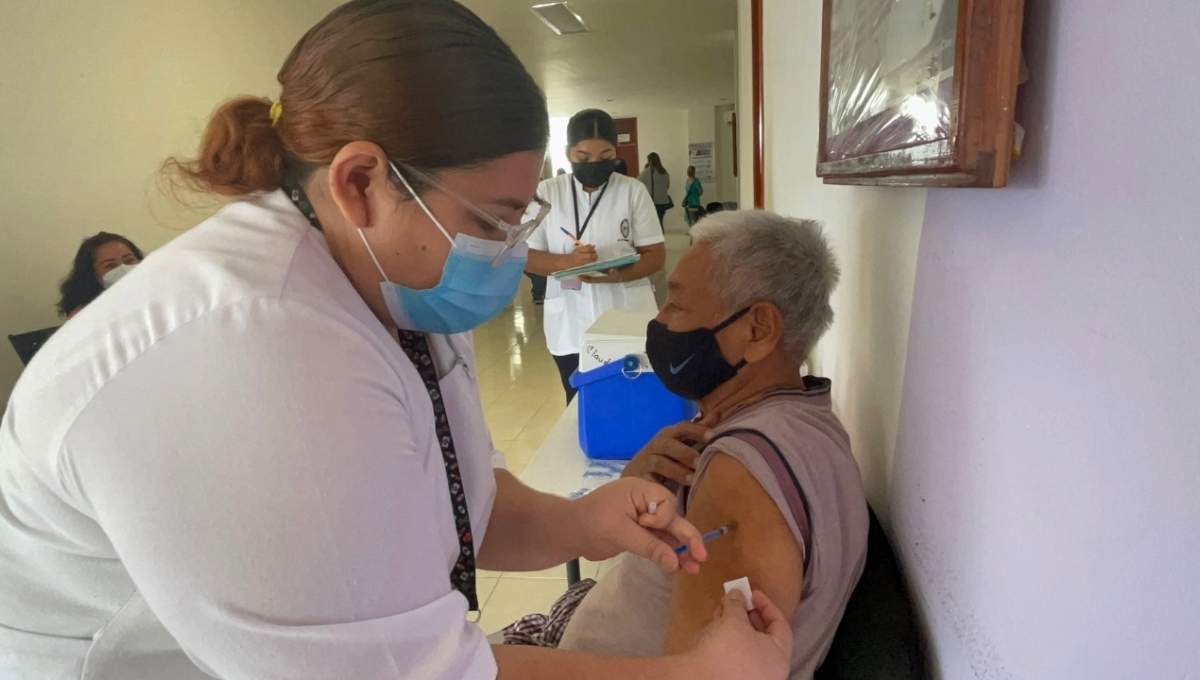 Con la vacuna buscan proteger la salud de los adultos mayores antes de que llegue la temporada de invierno