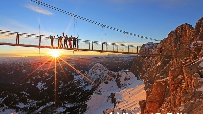 Turista muere tras caer de la escalera al cielo en Dachstein, Austria