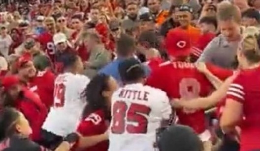 Aficionados de 49ers protagonizan fuerte pelea dentro del Levi’s Stadium