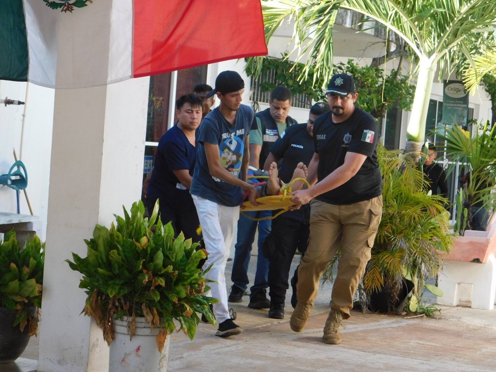 La escalera del hombre chocó contra un cable de alta tensión, provocando el choque