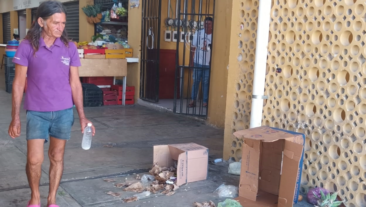 Restos de basura y desperdicios que se acumulan en los puestos de comida Restos de basura y desperdicios que se acumulan en los puestos de comida