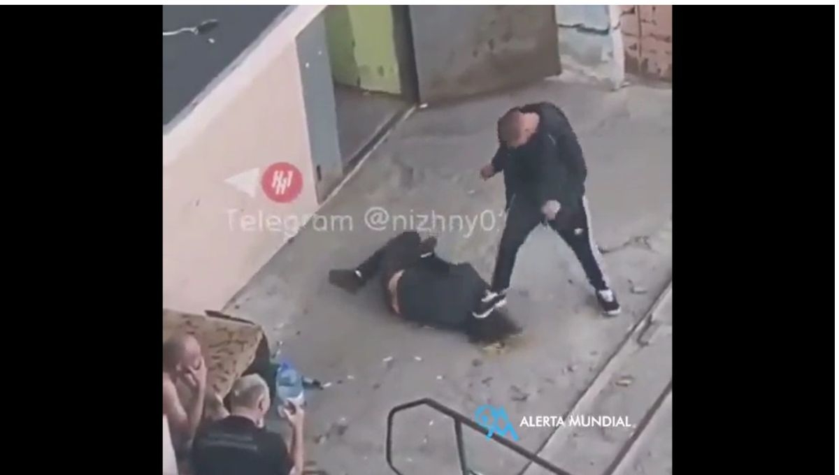 Indignante video cirsula en redes sociales, donde aparece un hombre pateando salvajemente a una mujer Indignante video cirsula en redes sociales, donde aparece un hombre pateando salvajemente a una mujer