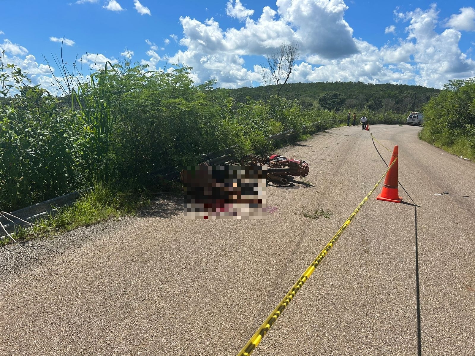 El cuerpo del motociclista quedó tendido en la acera El cuerpo del motociclista quedó tendido en la acera
