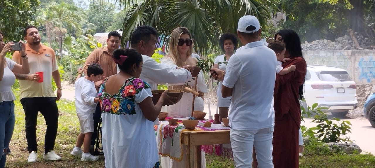 Venezolanos, residentes de Puerto Morelos, bautizaron a su hijo mediante el ritual Hetzmek
en el cerro mayor
