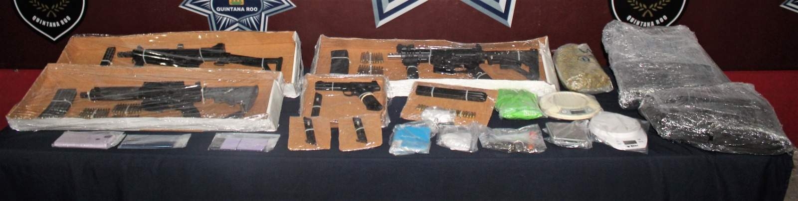 En el interior de un vehículos, los uniformados encontraron varias armas y cartuchos útiles