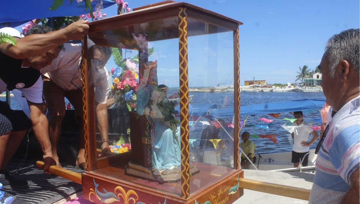 Imagen de la virgen abordada en embarcación para su procesión por el mar
