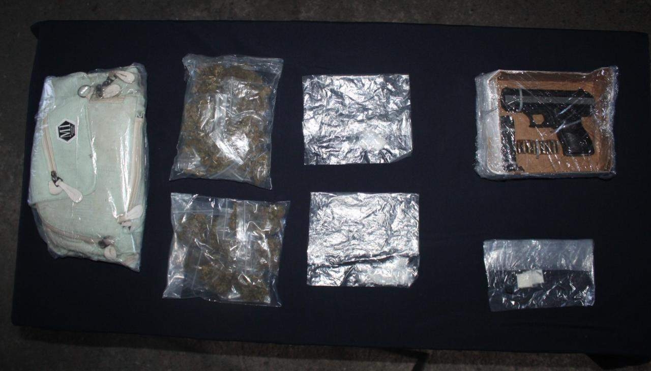 Detienen a presuntos narcotraficantes en Cancún con drogas y un arma