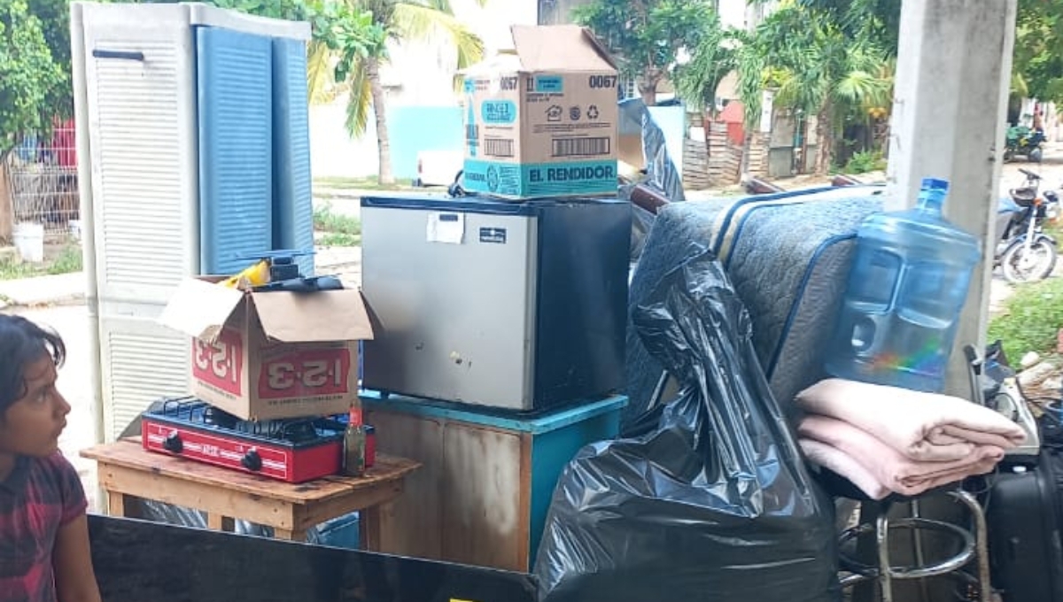 Las pertenencias de la familia quedaron en la calle por el desalojo de la casa donde habitaban