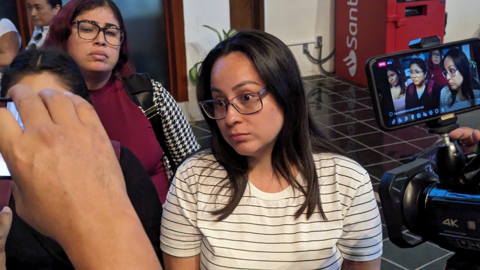 La madre de familia acudió al Congreso, pidiendo ayuda para que le regresen a su hijo La madre de familia acudió al Congreso, pidiendo ayuda para que le regresen a su hijo