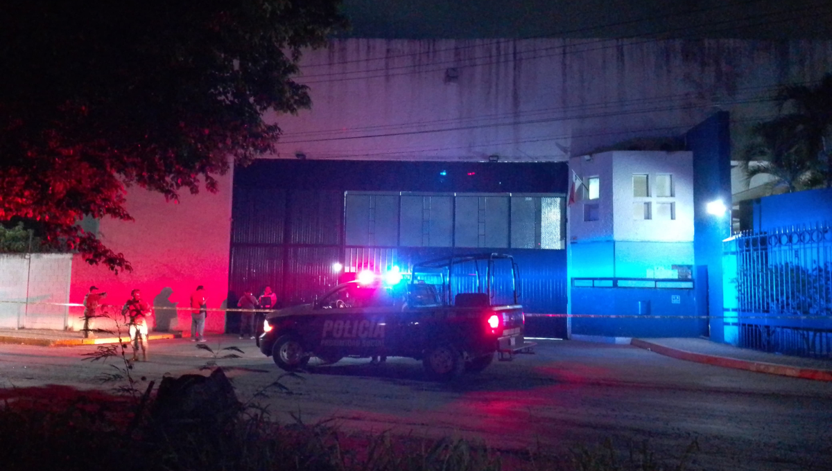 La policía aseguró la cartulina con el narcomensaje La policía aseguró la cartulina con el narcomensaje