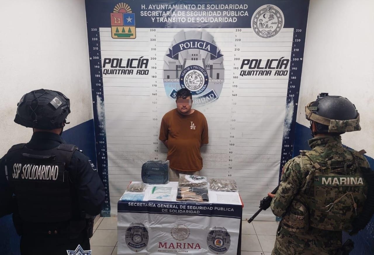 Detienen a dos presuntos narcomenudistas en Playa del Carmen; uno estaba armado