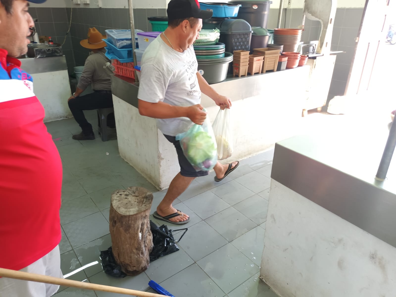 Comerciantes y compradores declararon que es asqueroso el desborde de aguas negras en el mercado