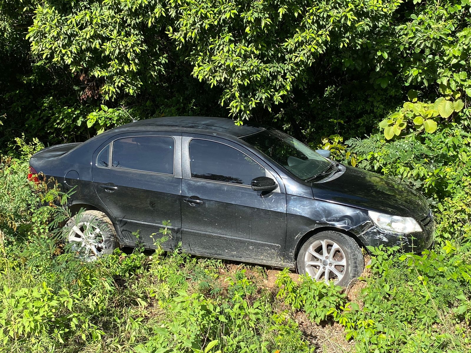 El auto presentó daños materiales tras terminar fuera de la carretera El auto presentó daños materiales tras terminar fuera de la carretera