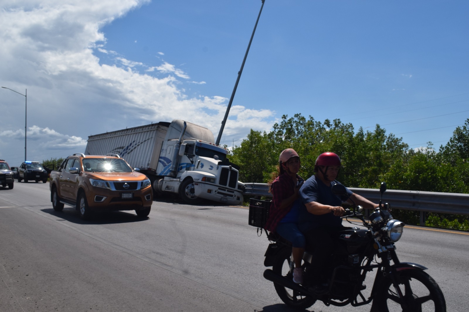 El conductor resultó ileso, pero necesitó una grúa para mover el camión