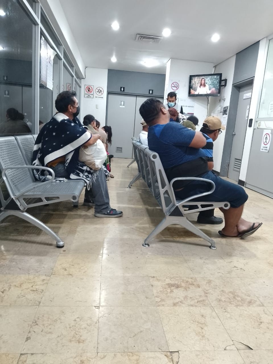 Acusaron que varias personas presentaban síntomas de dengue; la asistente les dijo que tenían que esperar a que un doctor se desocupara