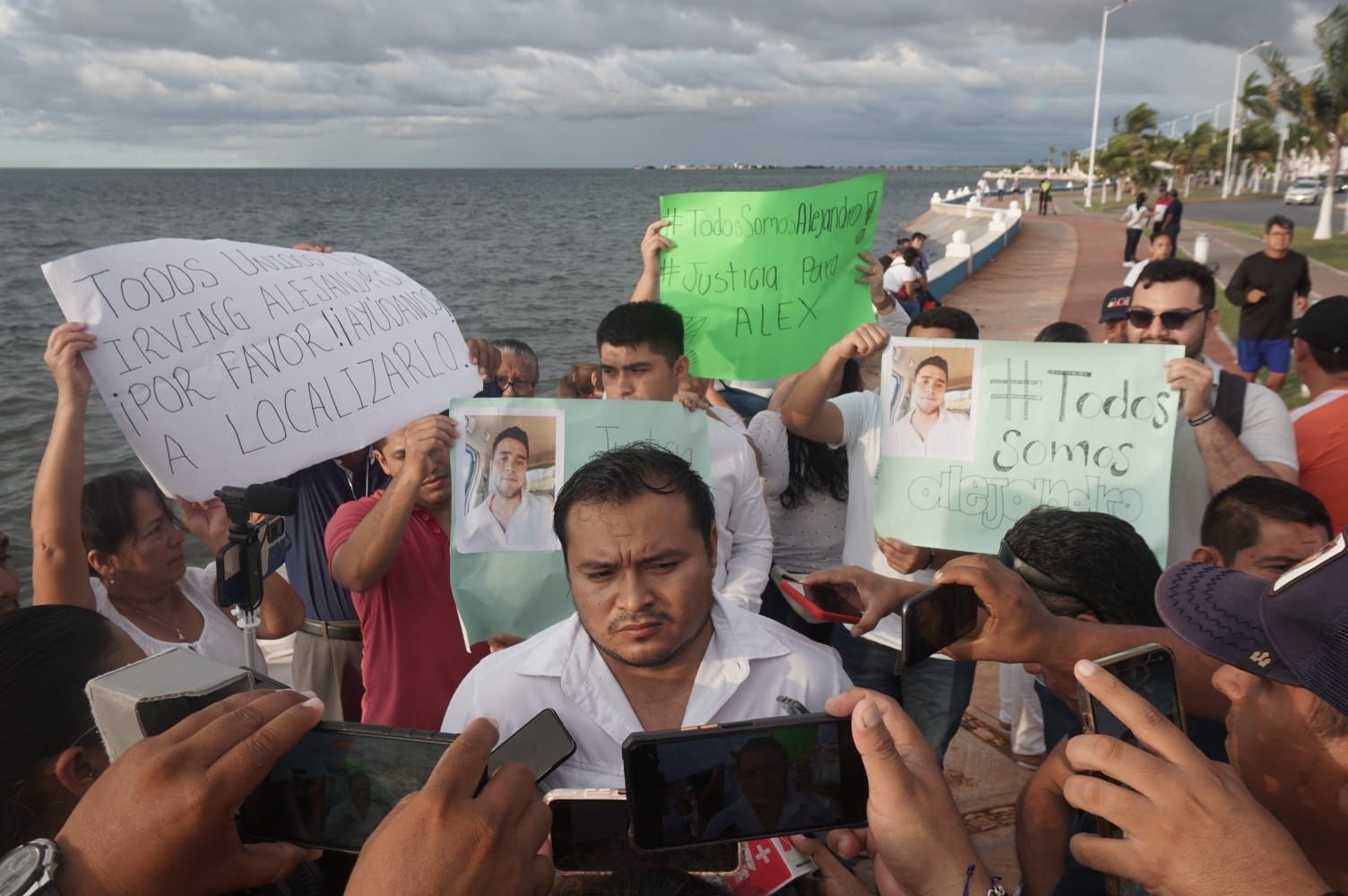 Familiares se manifestaron en el Malecón de Campeche para exigir a la FGE que los ayude a localizar al joven