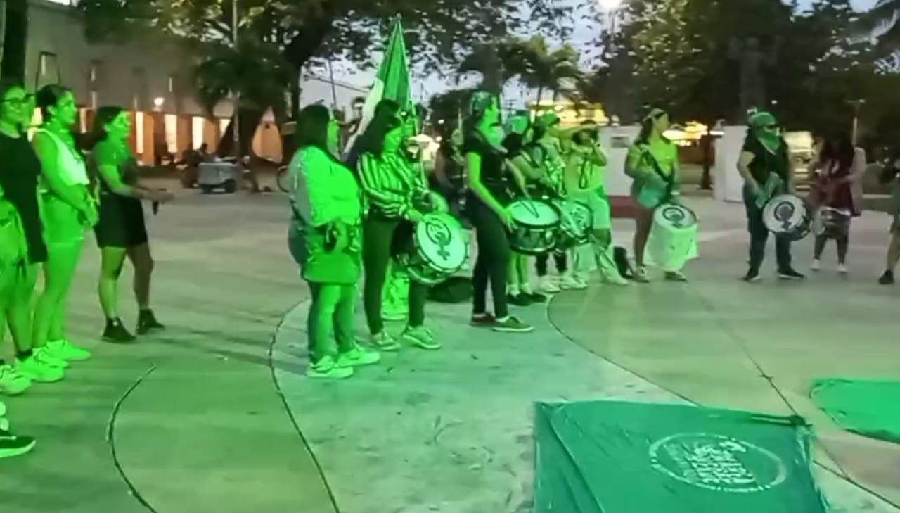 El grupo feminista estuvo tocando con una batucada y desplegó banderas en el lugar, durante aproximadamente una hora, donde expresó su mensaje El grupo feminista estuvo tocando con una batucada y desplegó banderas en el lugar, durante aproximadamente una hora, donde expresó su mensaje