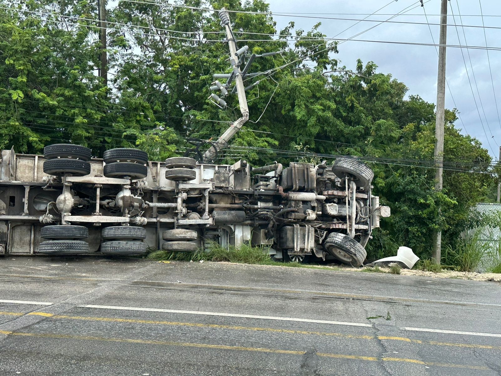 Vuelca grúa y aplasta un auto en la carretera Cancún-Tulum