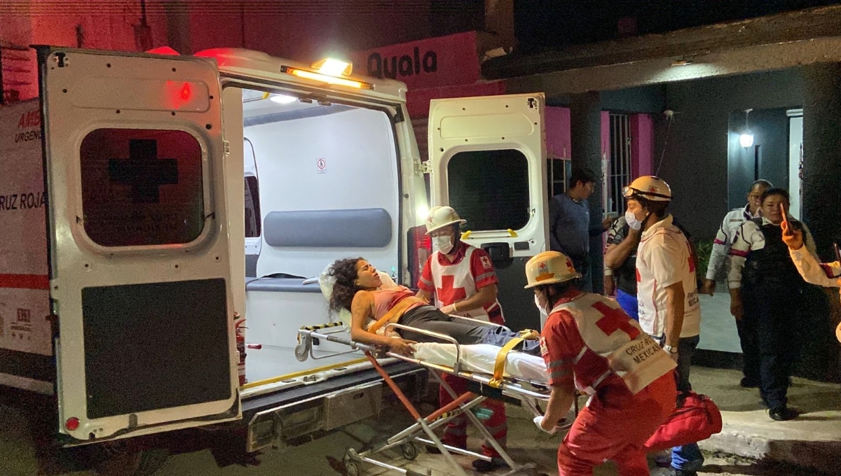 Personal de rescate del grupo Zazil y paramédicos de la Cruz Roja atendieron a la mujer