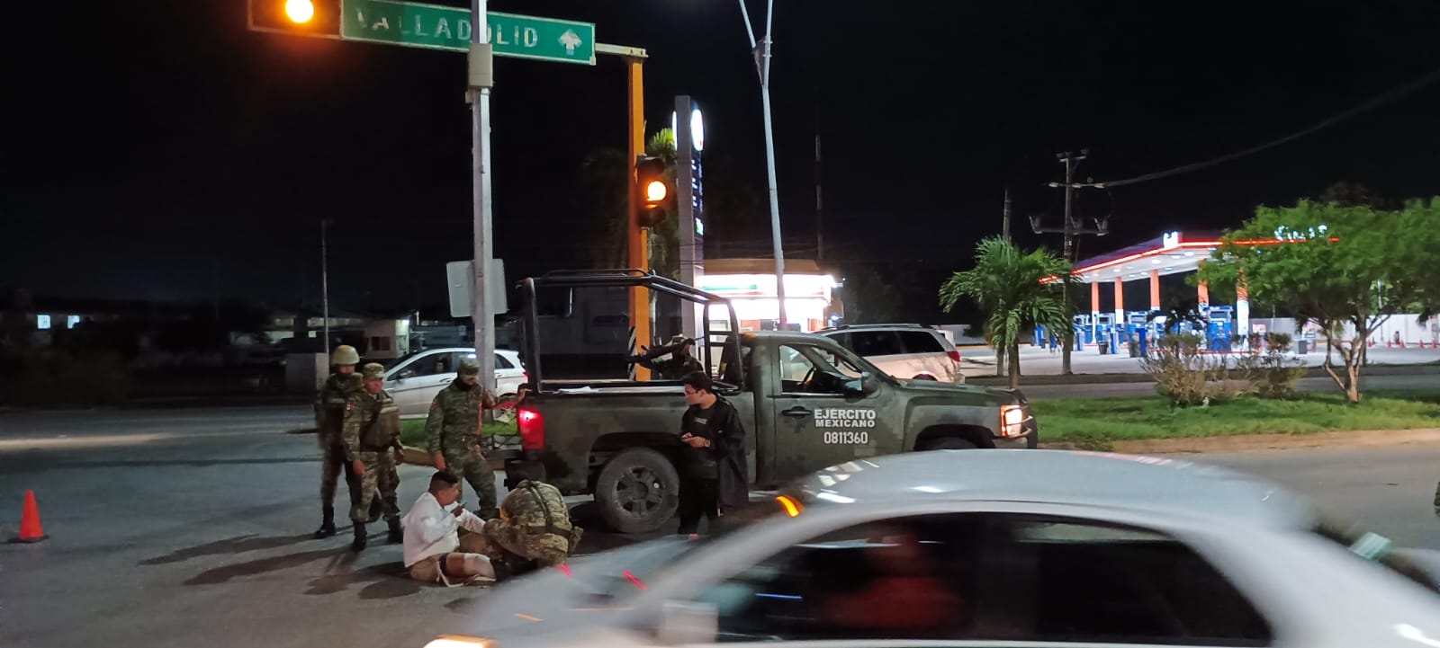 La unidad quedó detenida a media calles tras el accidente
