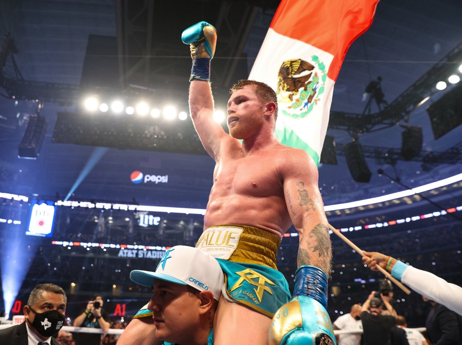 Saúl 'El Canelo' Álvarez vence a Jermell Charlo Saúl 'El Canelo' Álvarez vence a Jermell Charlo